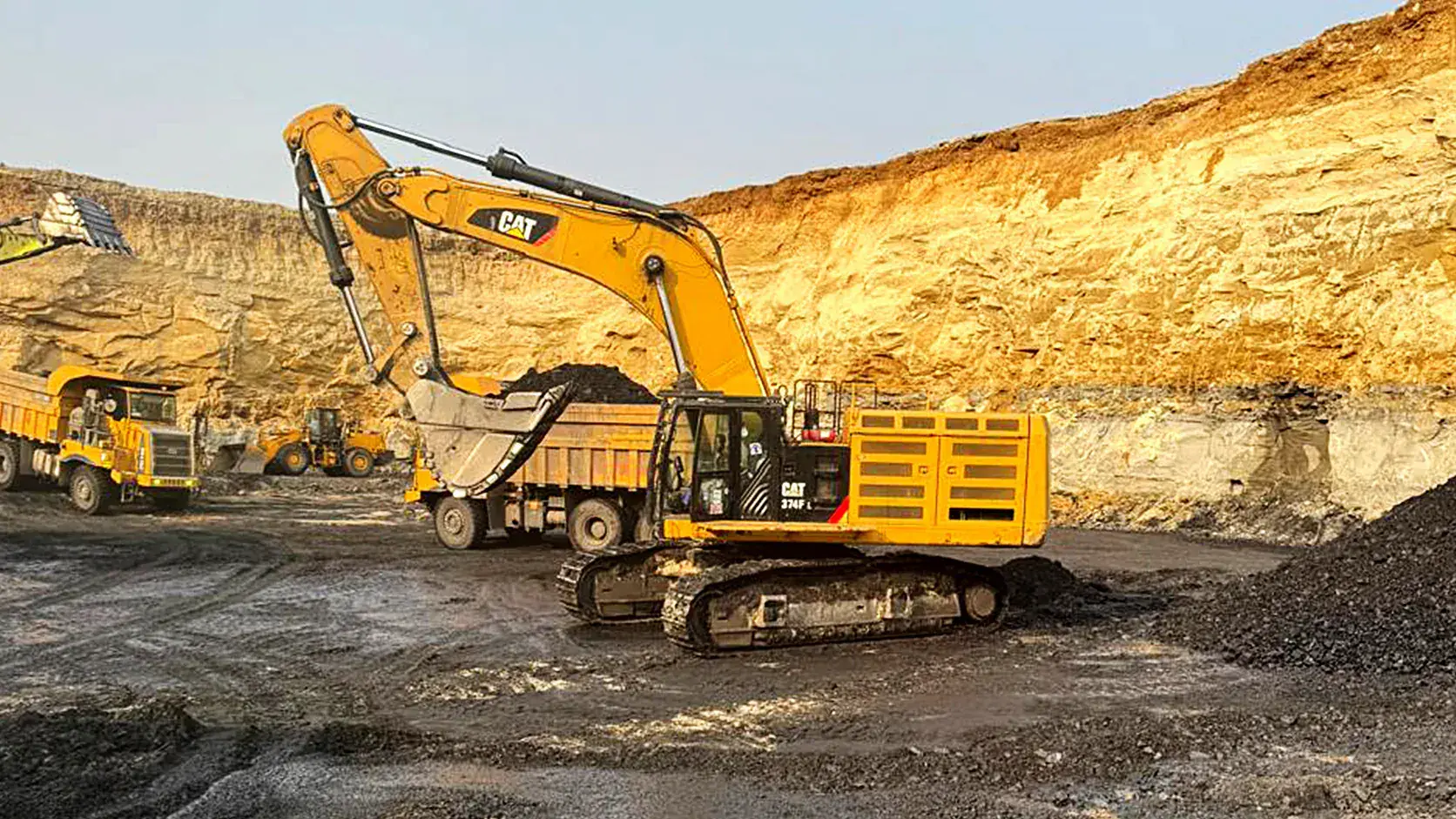 Excavator loading a side-tipper at the pit